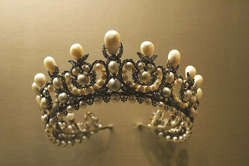 Analyzing the Significance of Dreaming About a Diadem