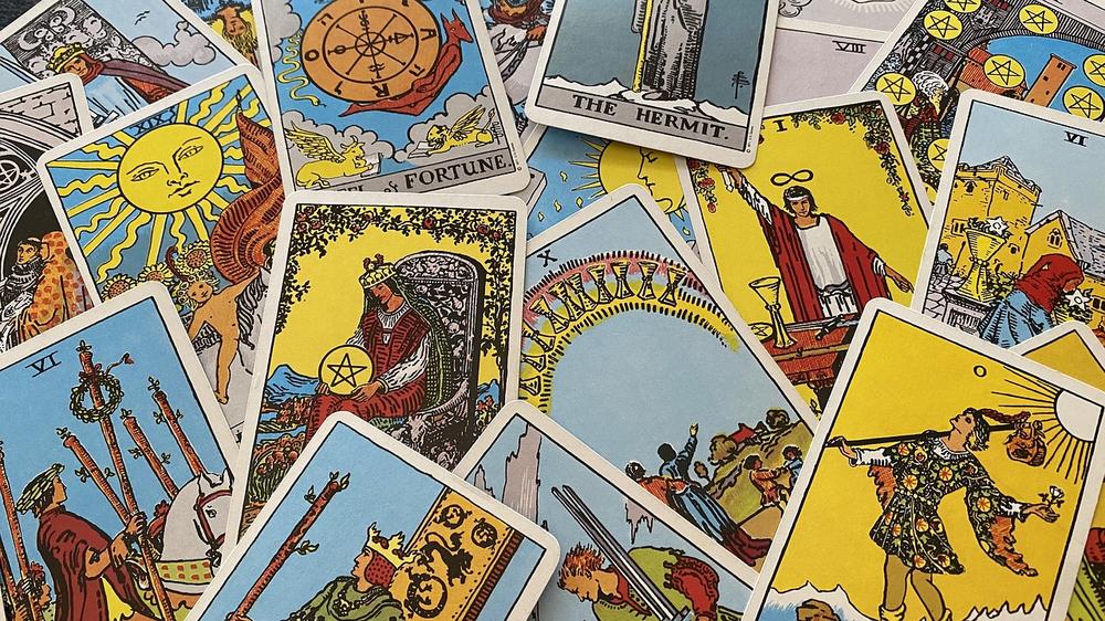 Understanding the Significance of Tarot Card Symbols in Dreams